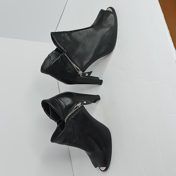 Stuart Weitzman -Jump - Leather, Heeled Booties w/Moto Zippers -Spain -size 8 - Picture 4 of 9